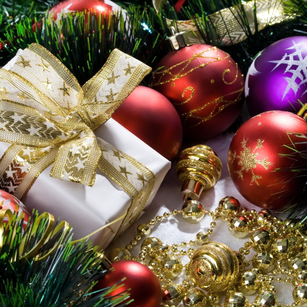 Подарок с зеленой лентой