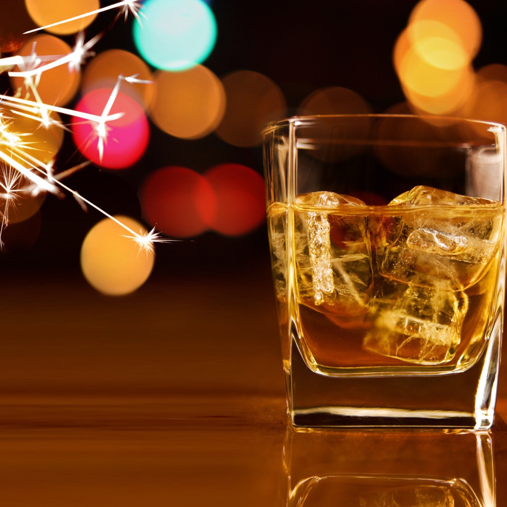 Стакан виски со льдом