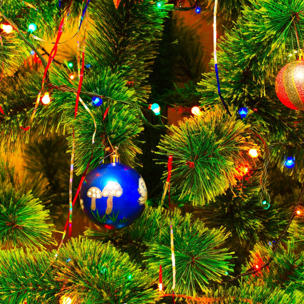 Елка с синим шаром