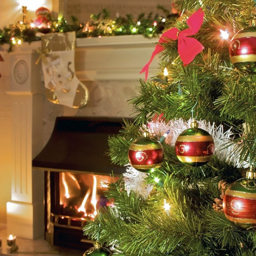 Новогодняя ёлка с игрушками