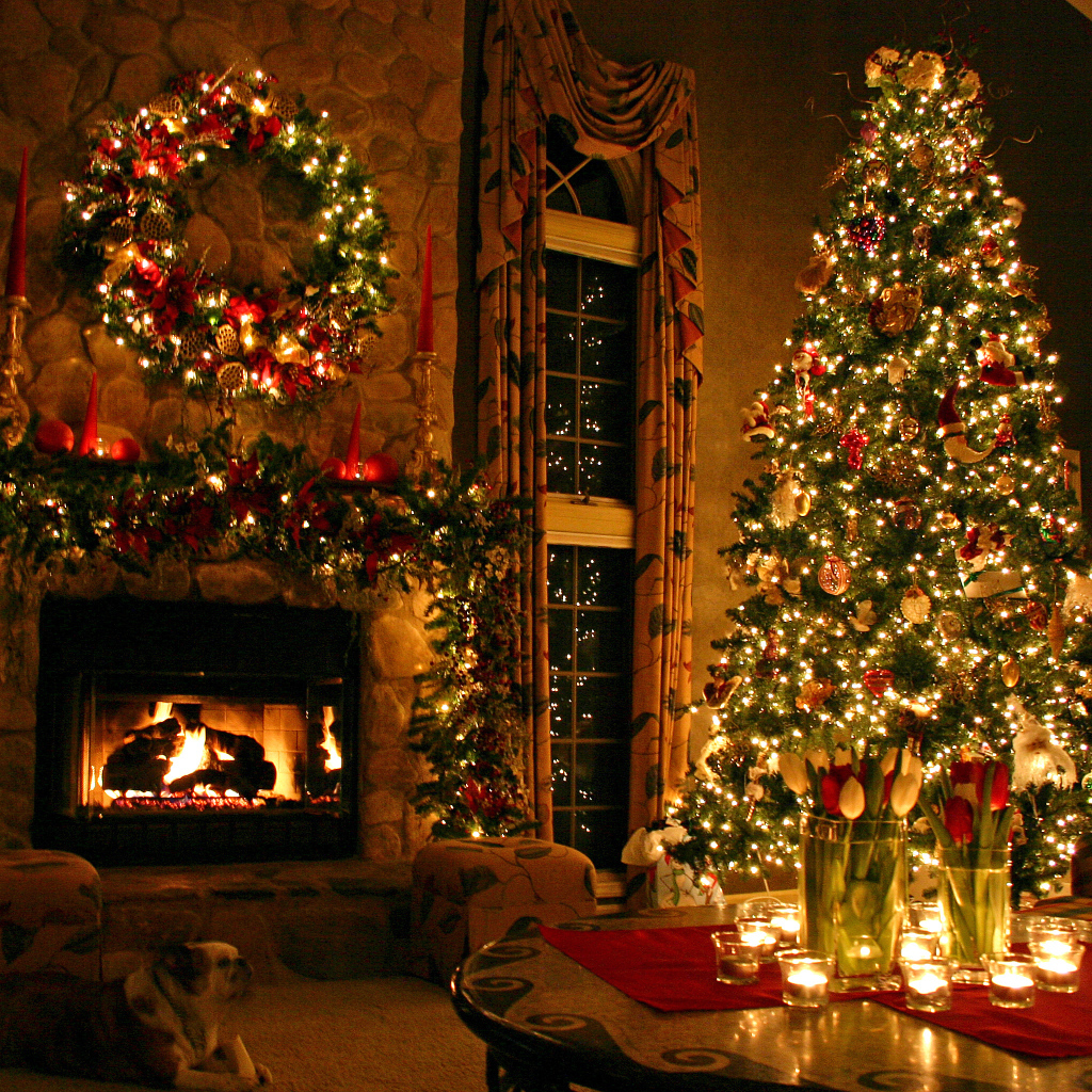 Украшенный камин и елка на Рождество