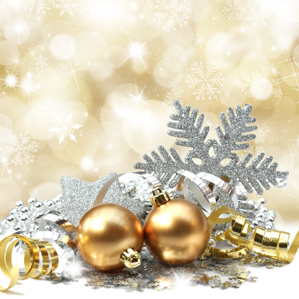 Золотые шары на рождество
