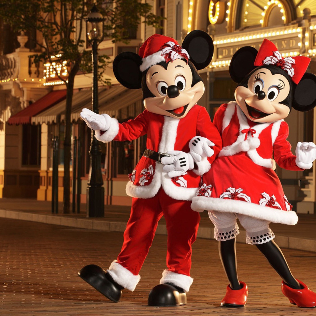 Микки Маус с подружкой