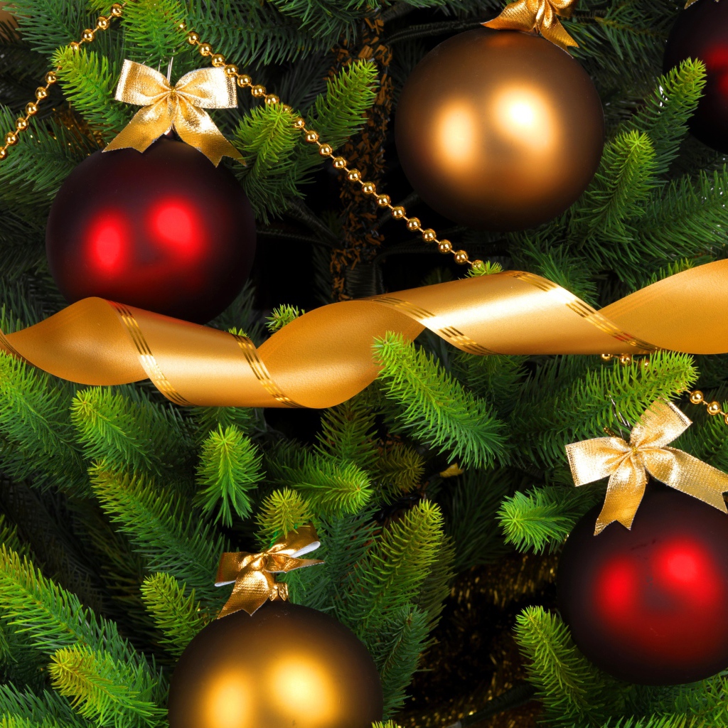 Красные шары на елке