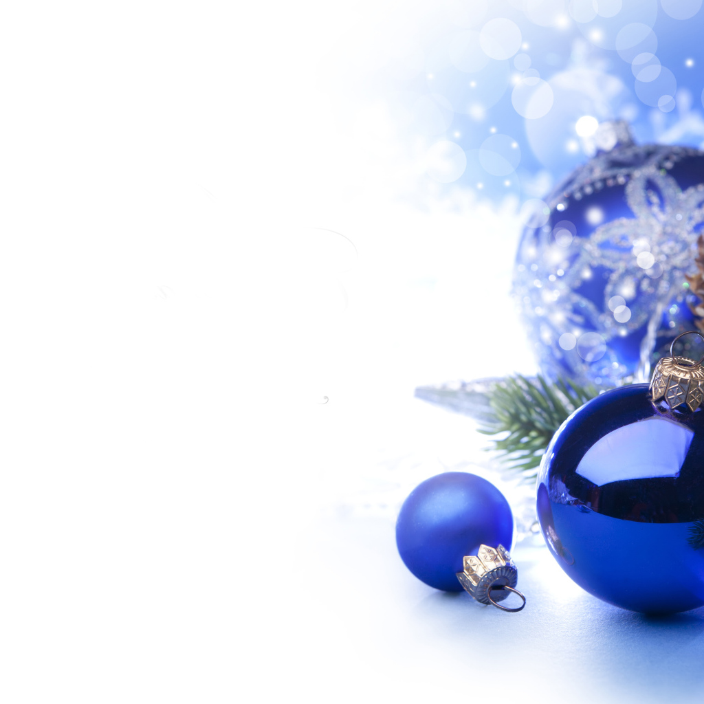 Синие шары на белом фоне