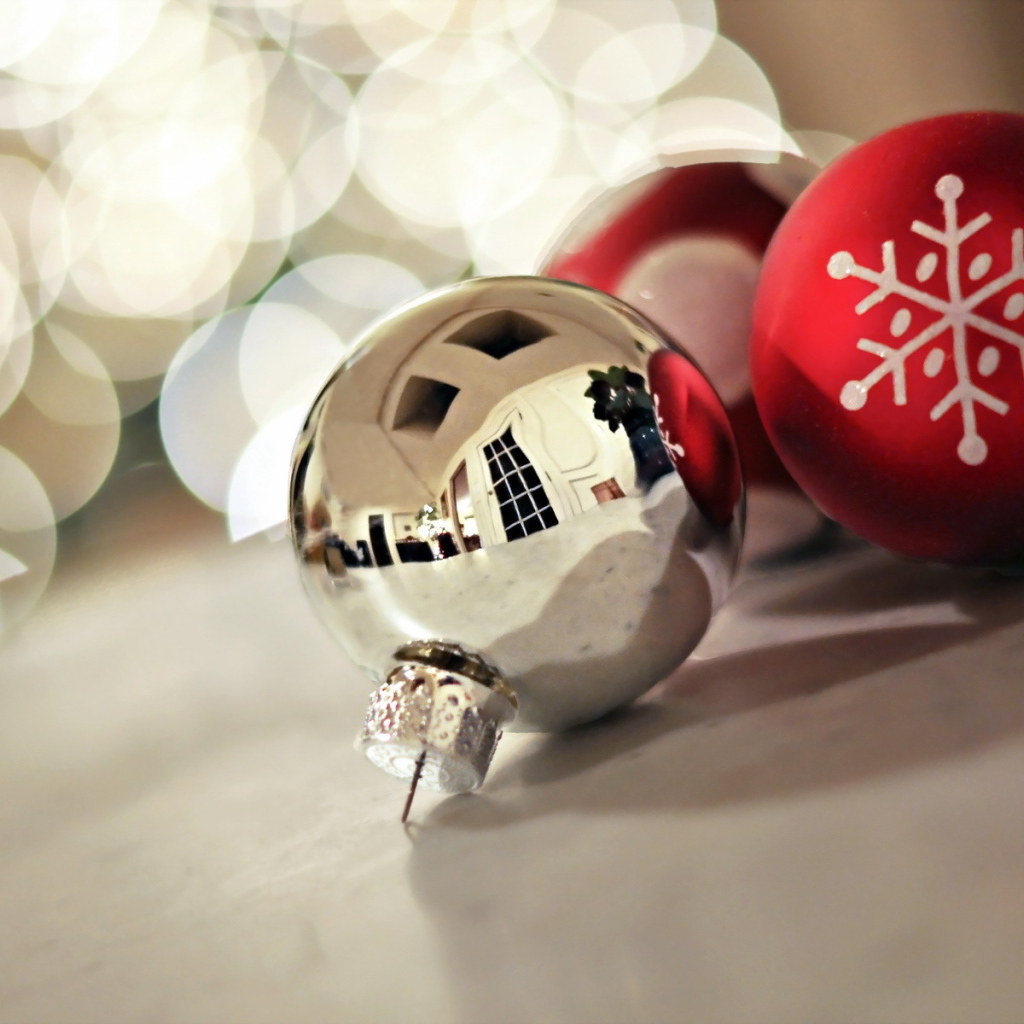 Белый шар на рождество