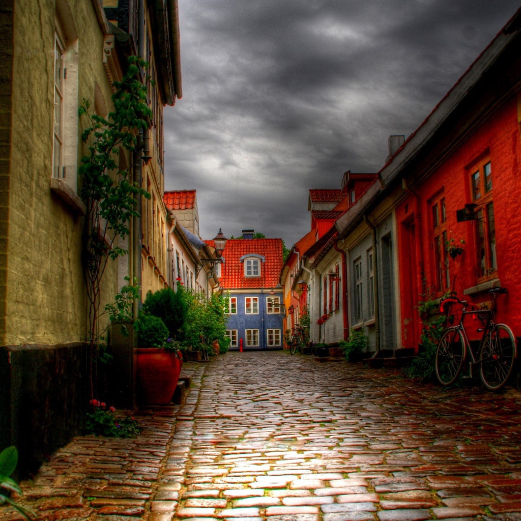 Старинная улица с велосипедом