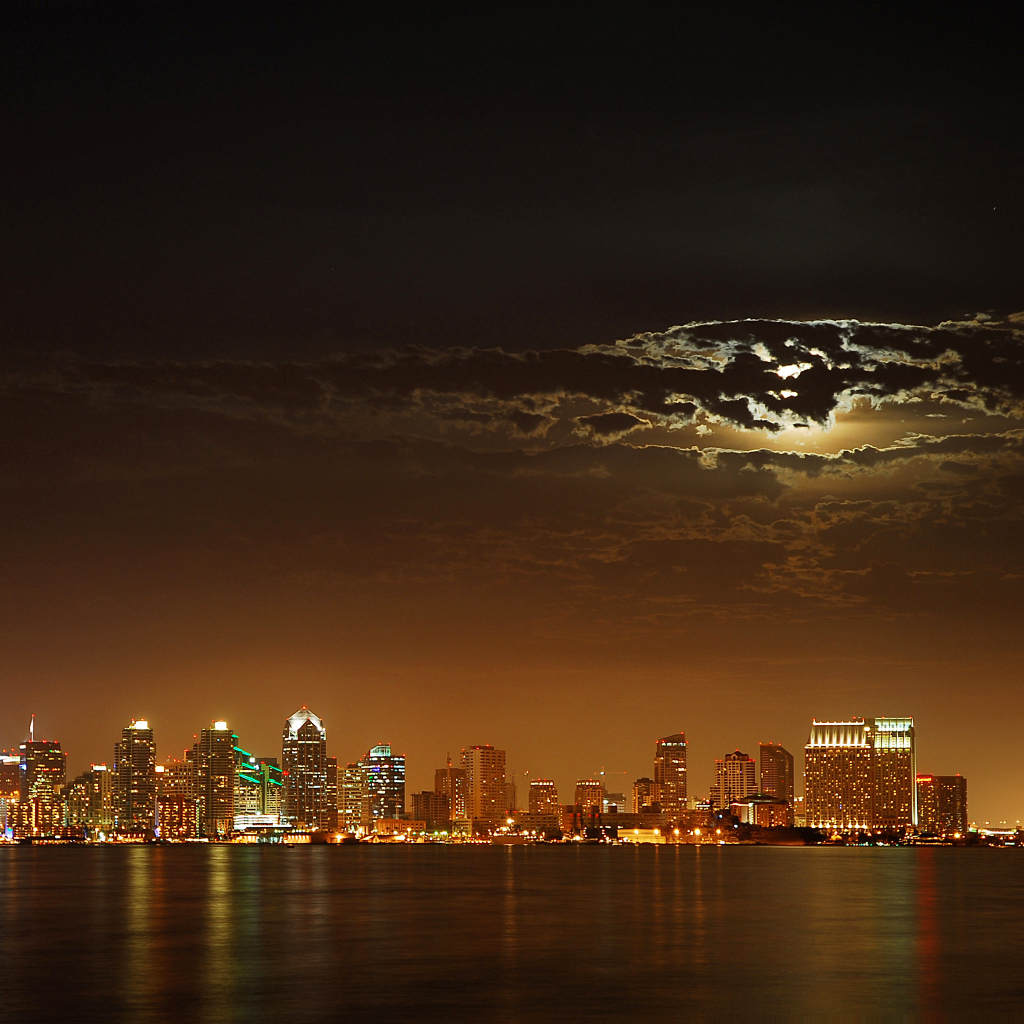 Луна за облаками