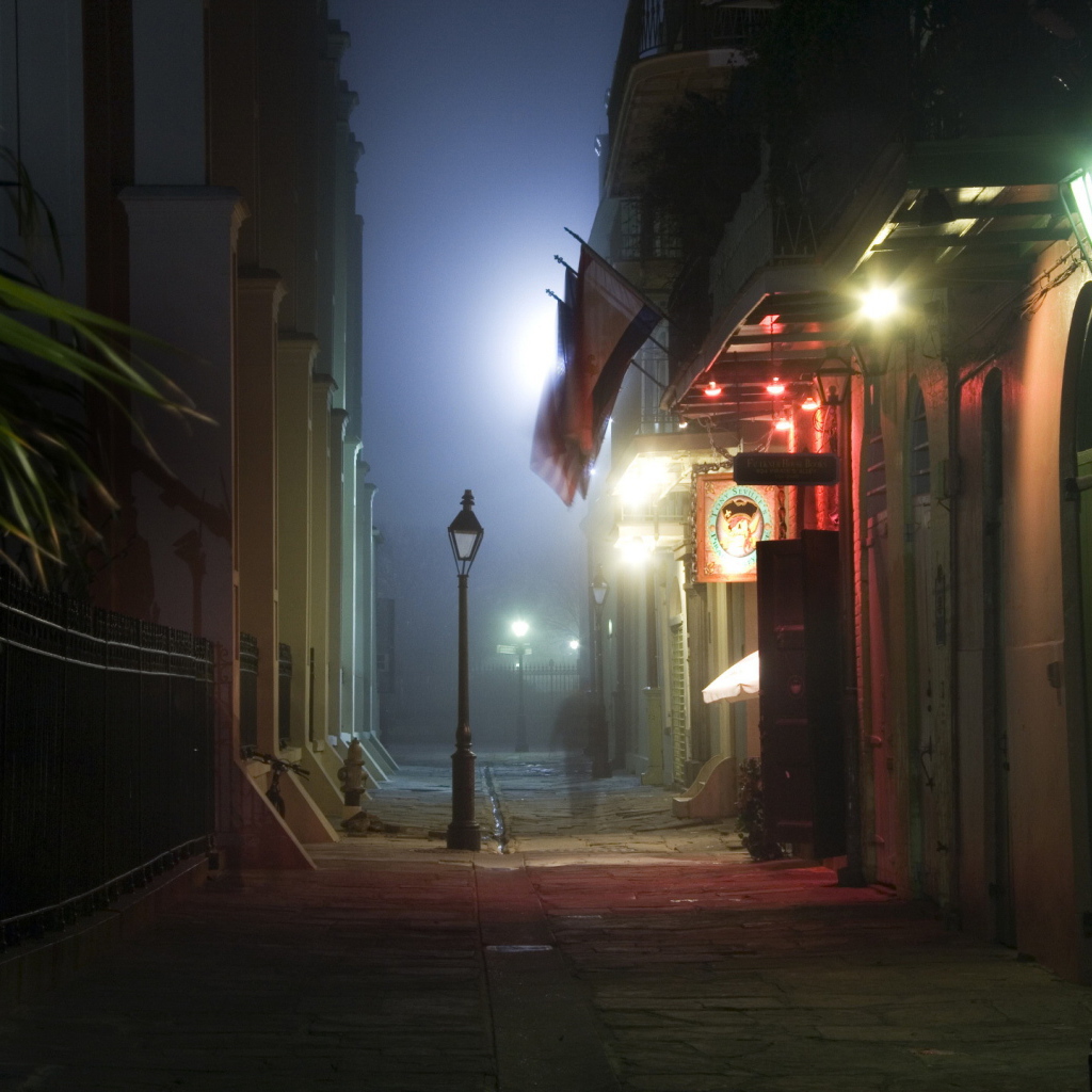 Узкая улица с фонарями