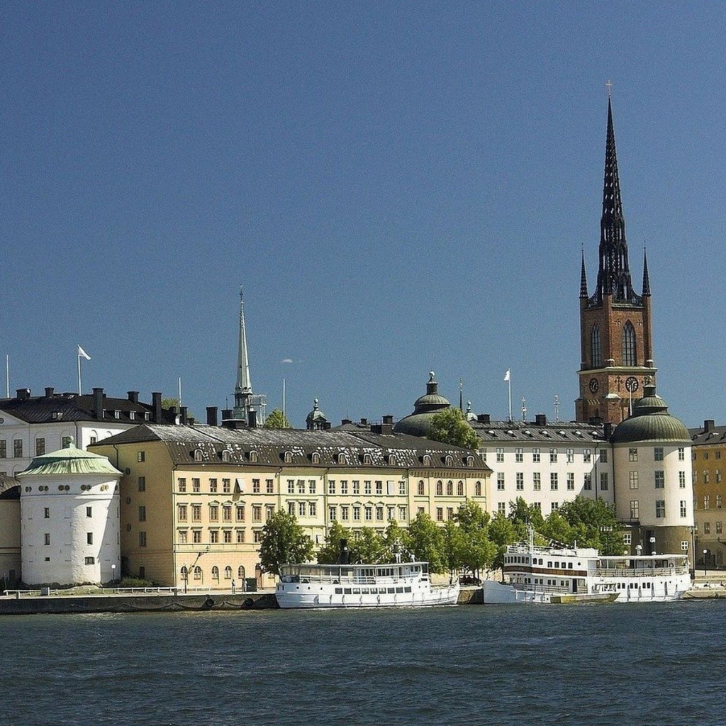 Городской пейзаж с пристанью