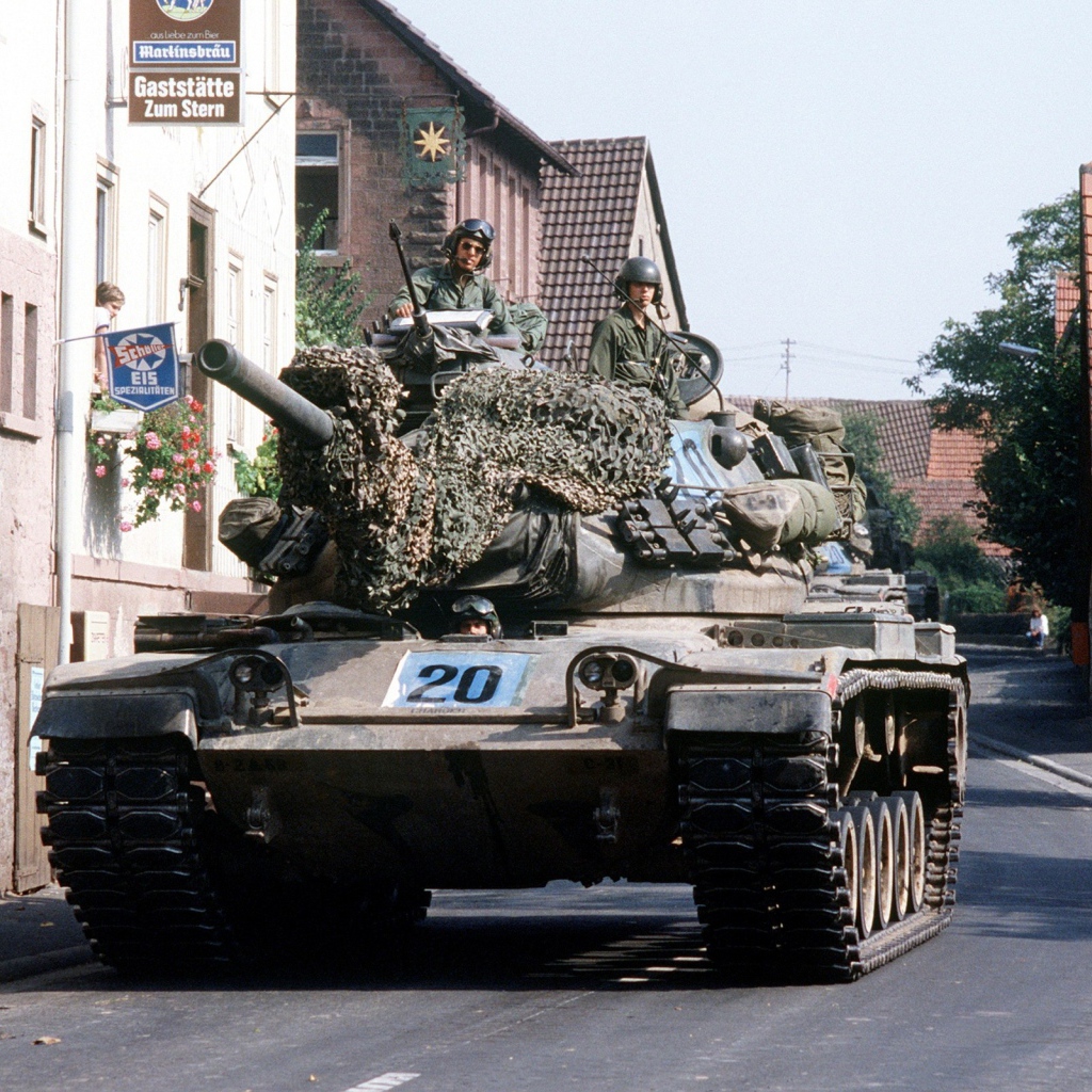 Танк на улице города