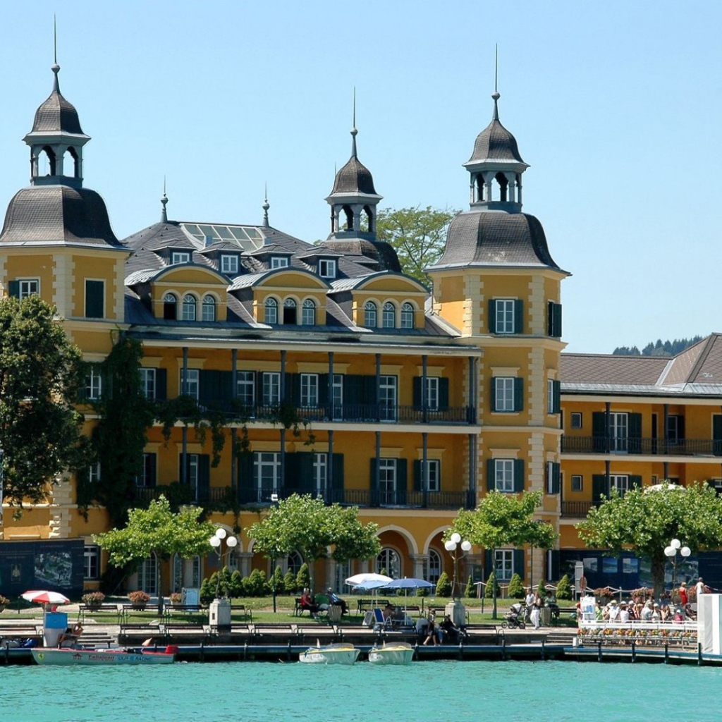 Дом на набережной