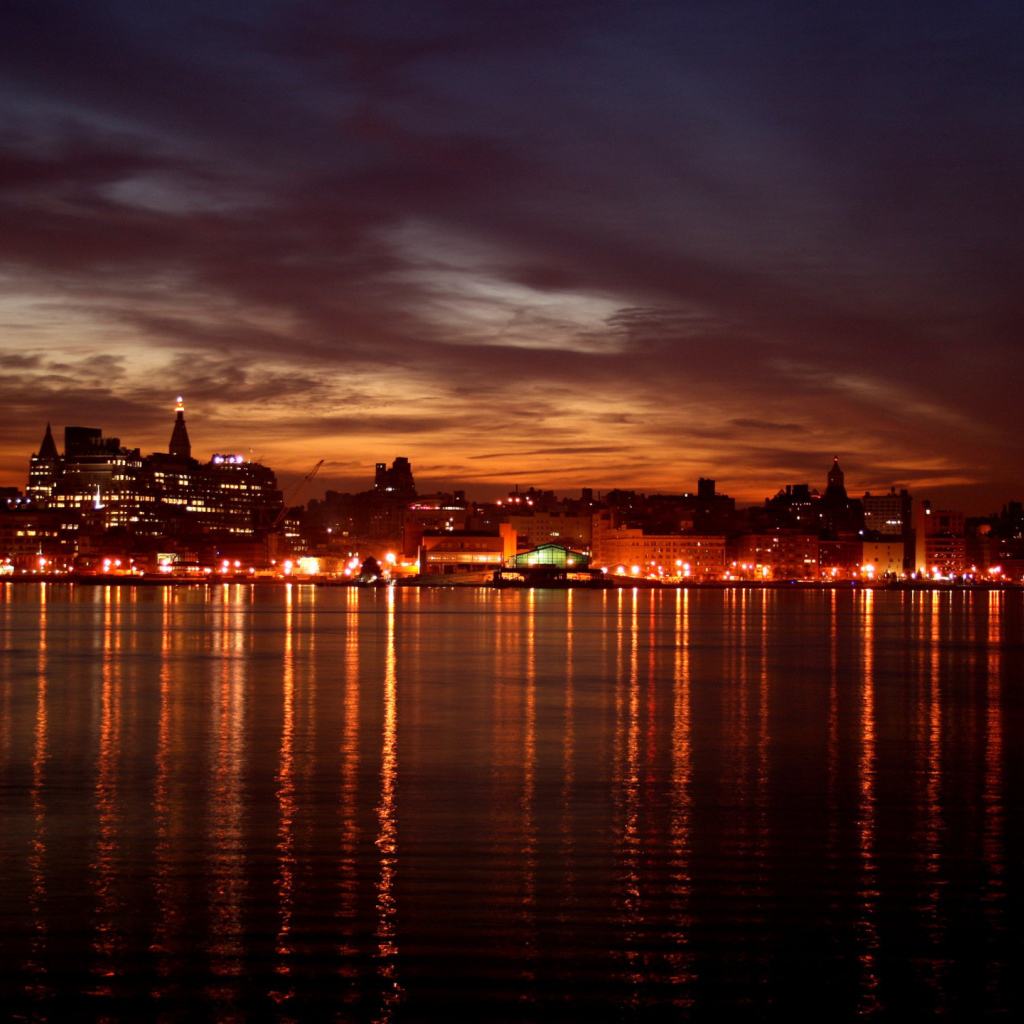 Отражение огней города в воде