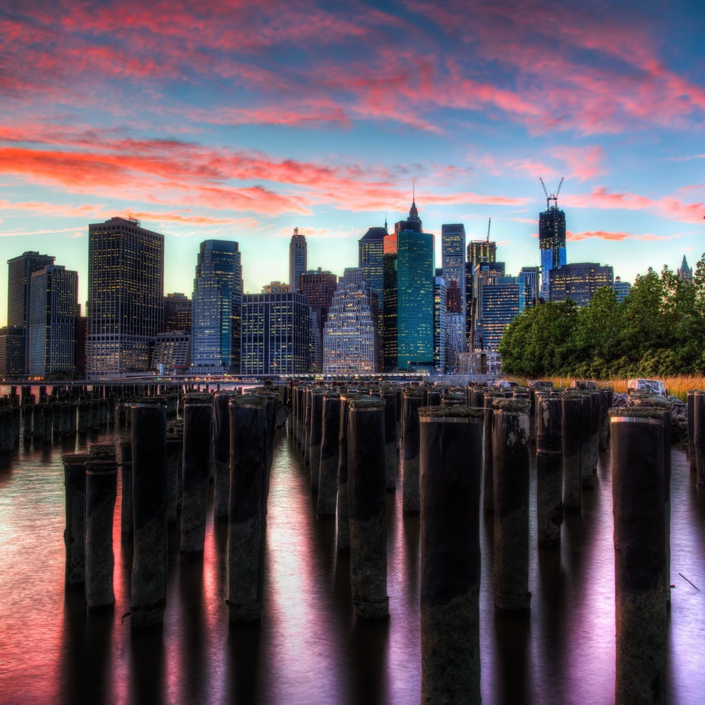 Деревянные сваи в воде