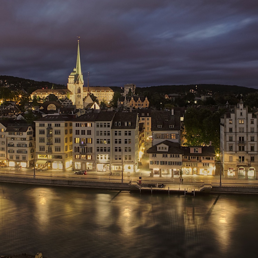 Архитектурный ансамбль на берегу реки