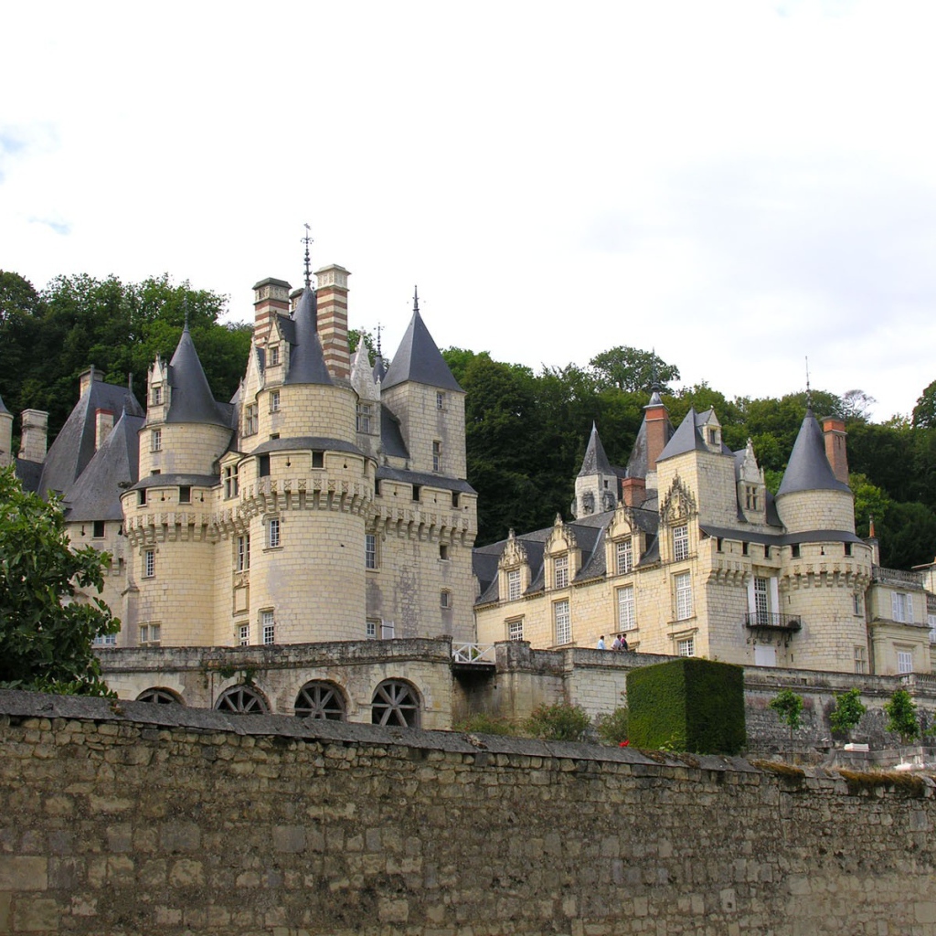 Старинный дворец из желтого камня