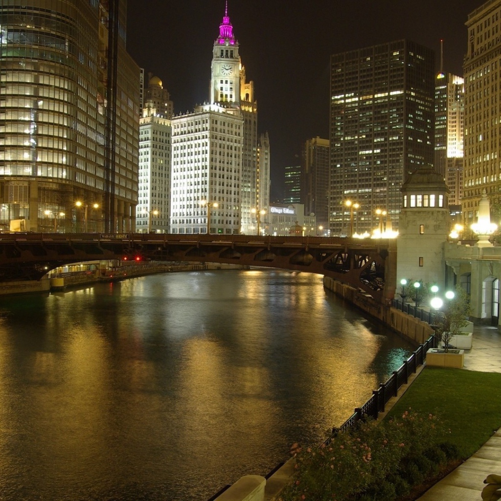 Мост через реку в городе