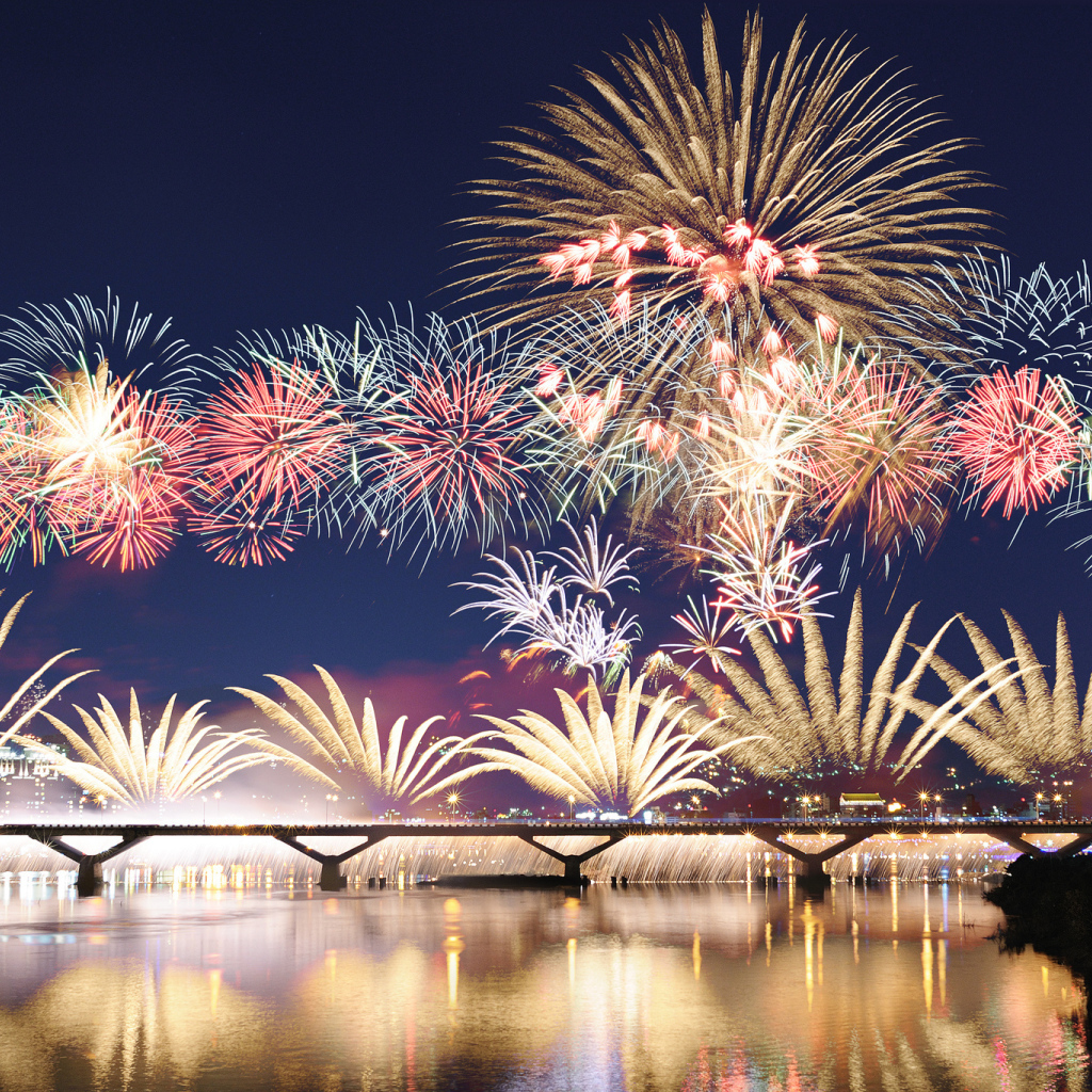Фейерверк над мостом