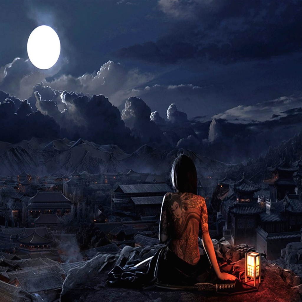 Японская девушка смотрит на луну