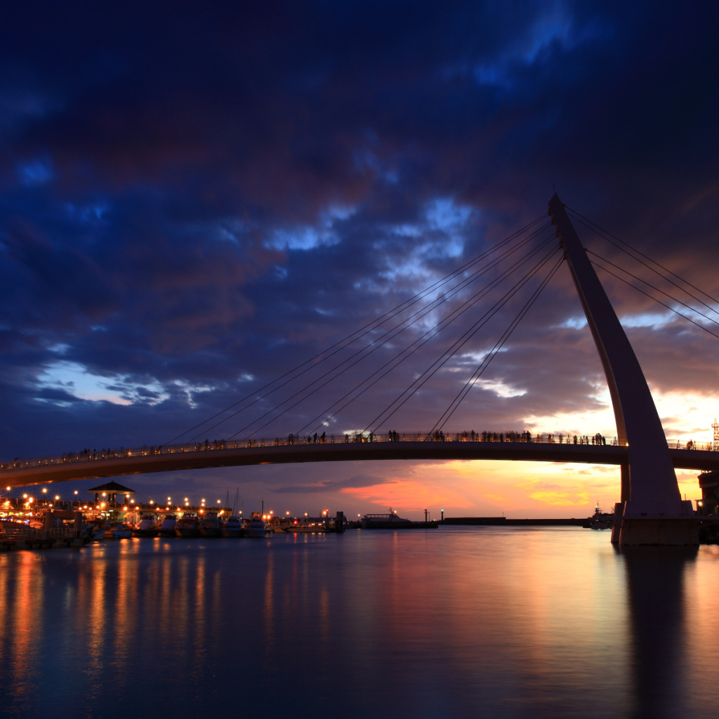 Люди на мосту в Нью Тайпей