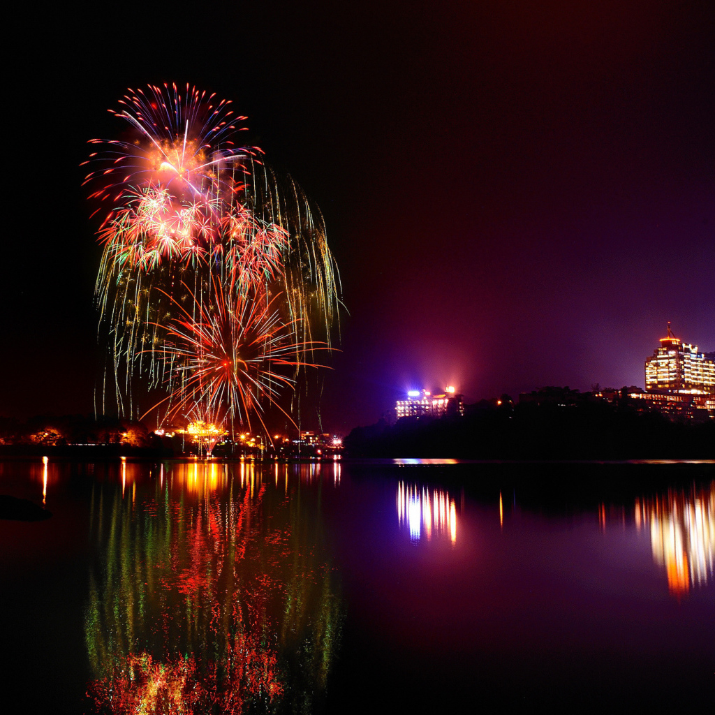 Отражение фейерверка в озере