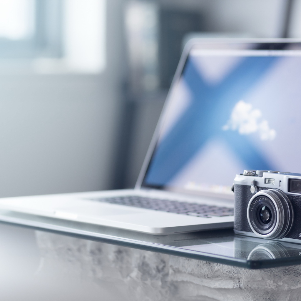 Современный ноутбук и ретро фотоаппарат