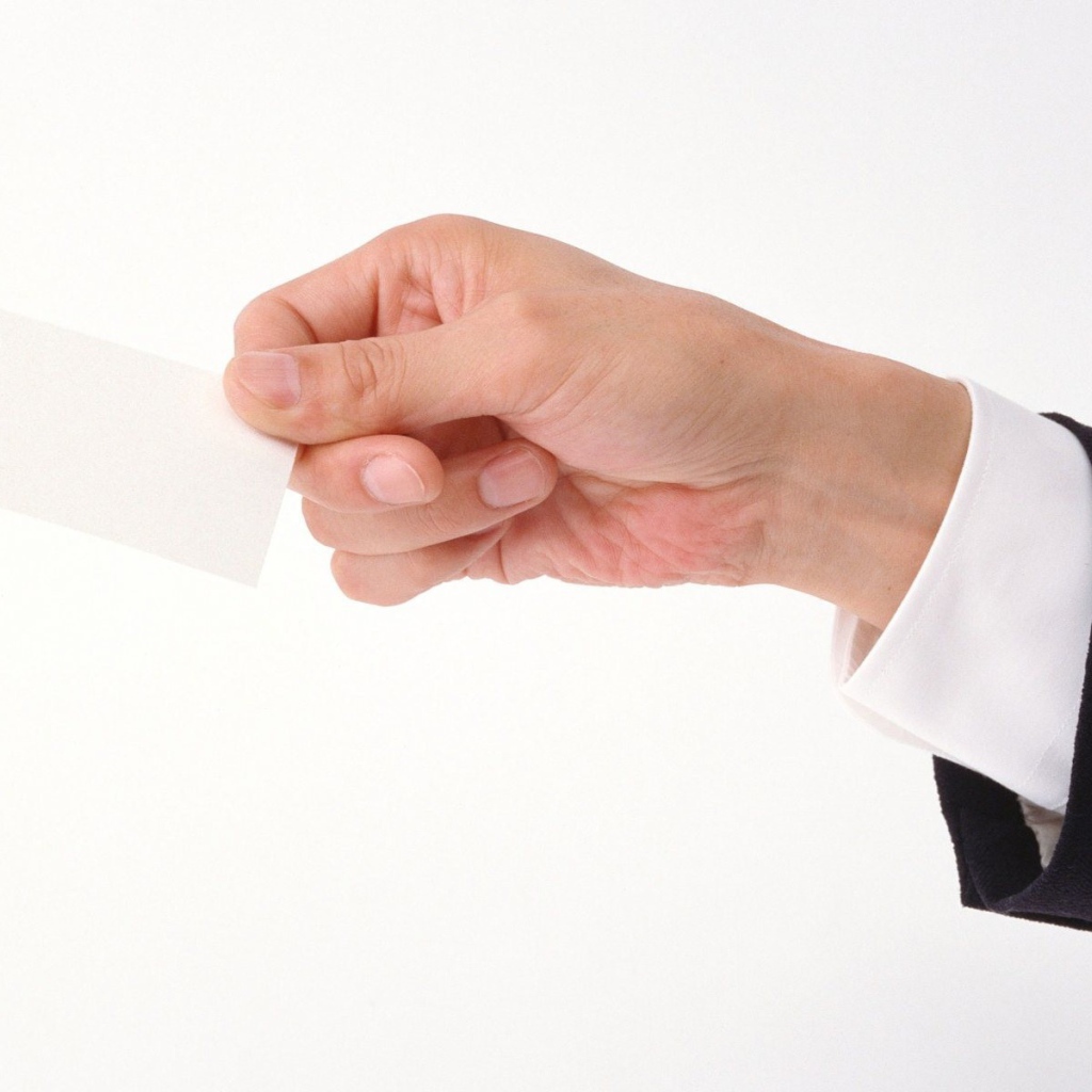 Листок бумаги в руке