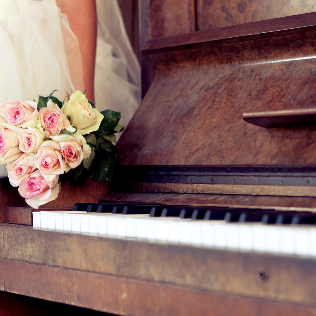 Старинное пианино с букетом роз