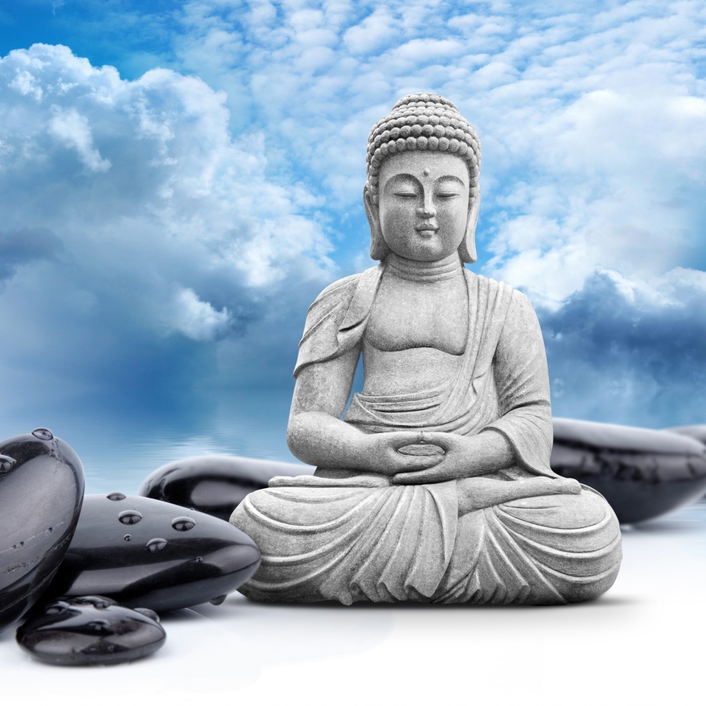 Будда на фоне черных камней