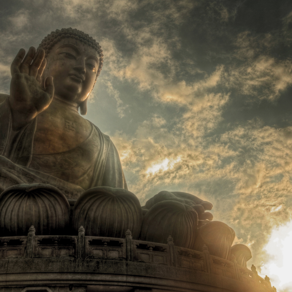 Будда на фоне неба