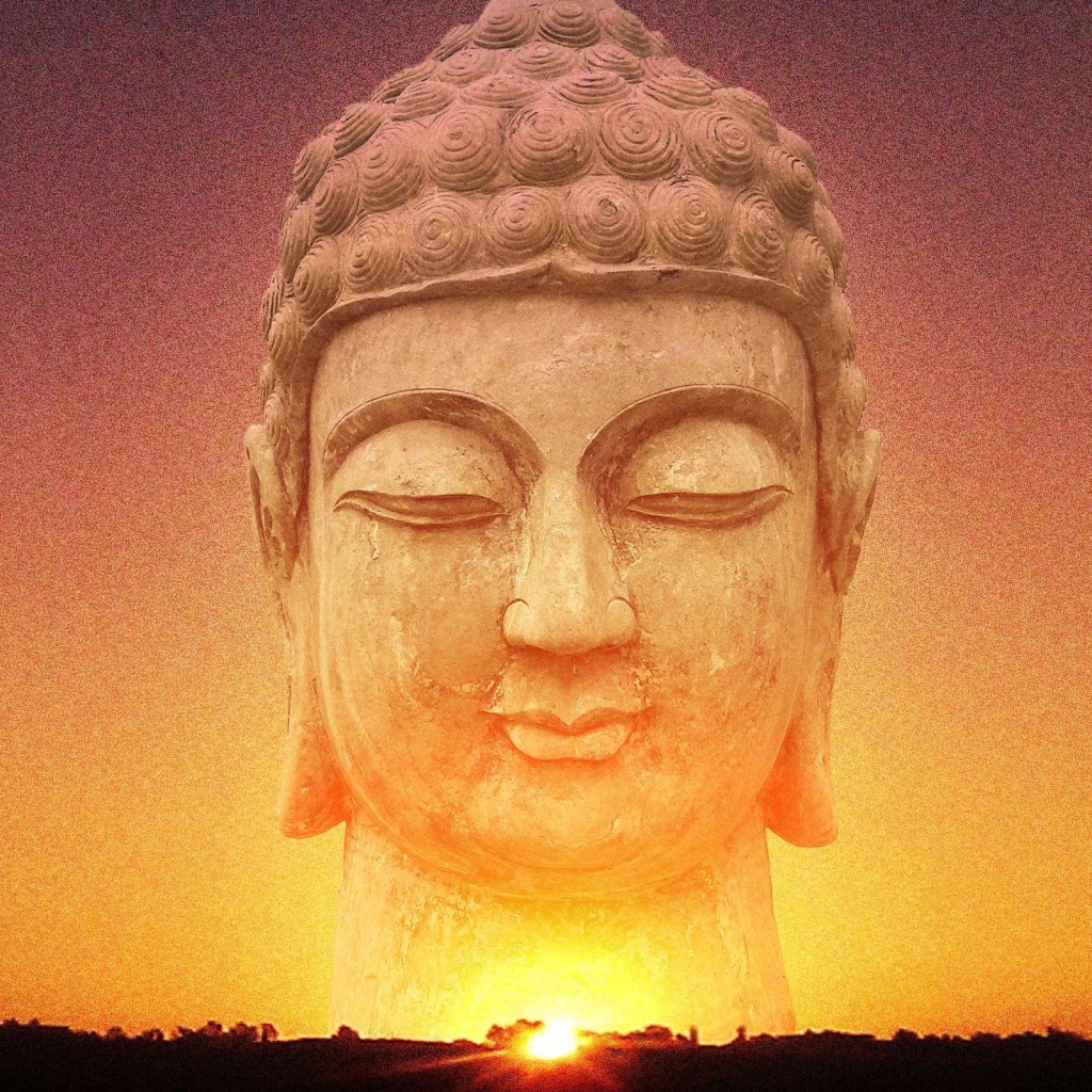 Лицо Будды в небе