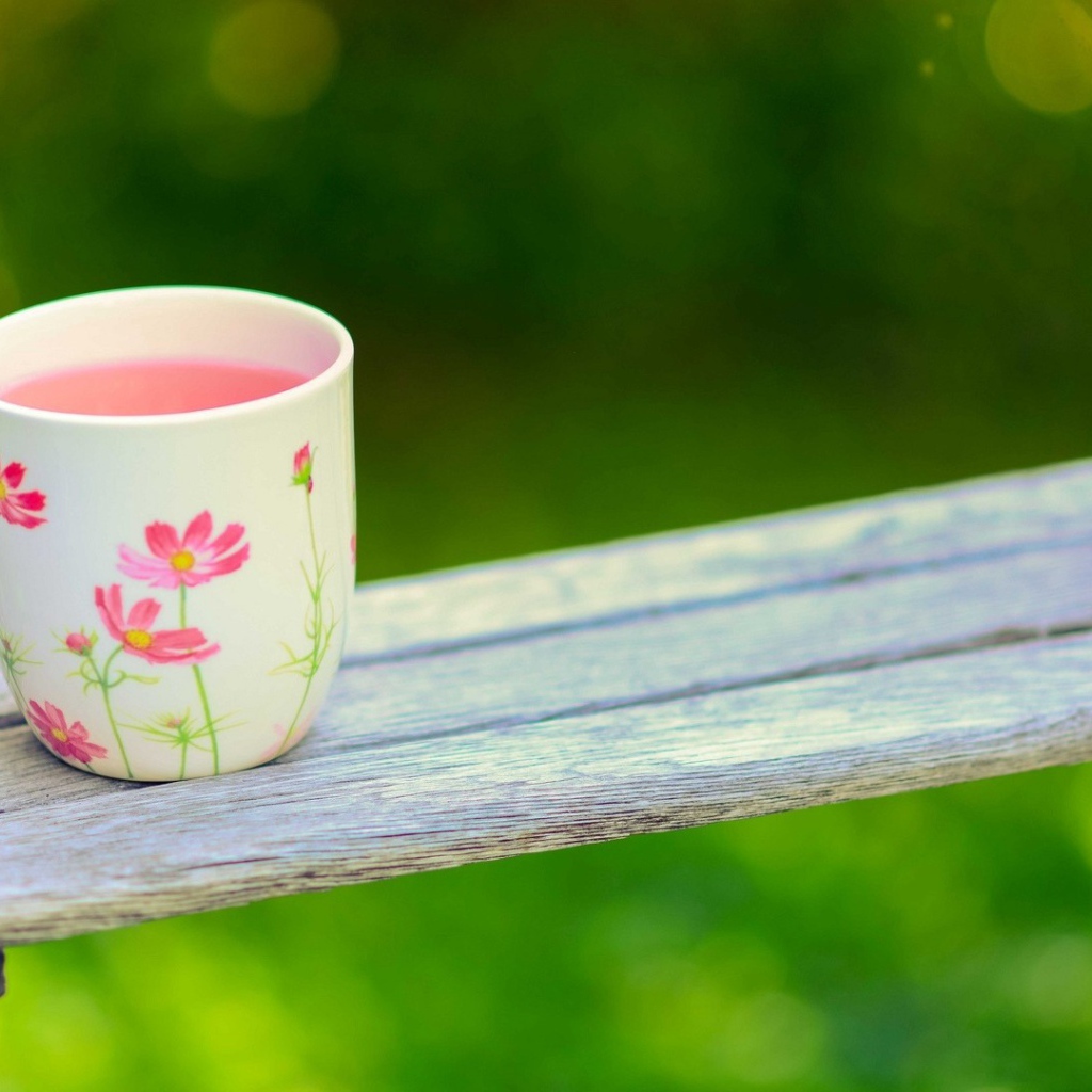 Чашка на качелях