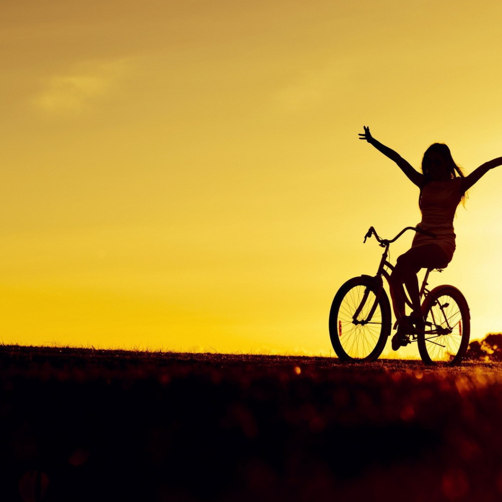 Велосипедистка на закате