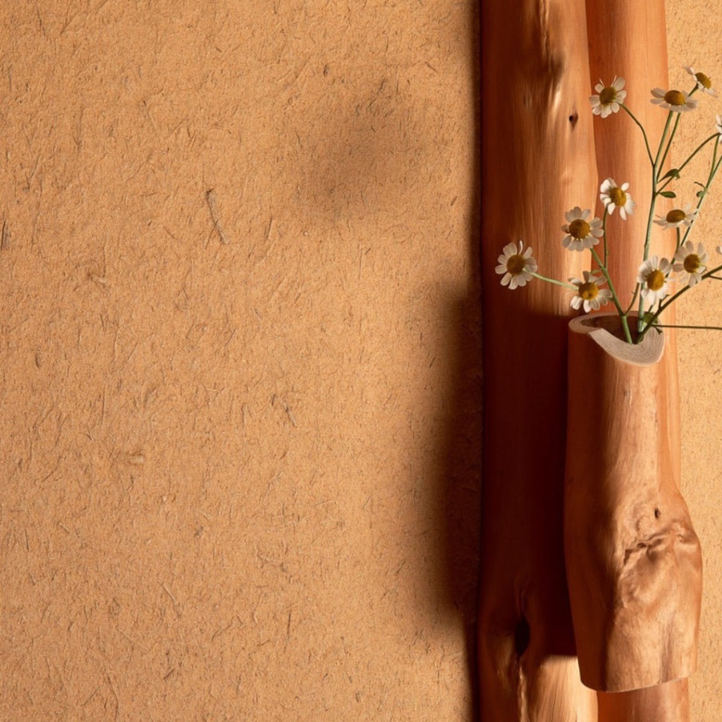 Ромашки в деревянной вазе