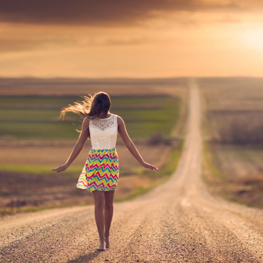 Девушка на грунтовой дороге