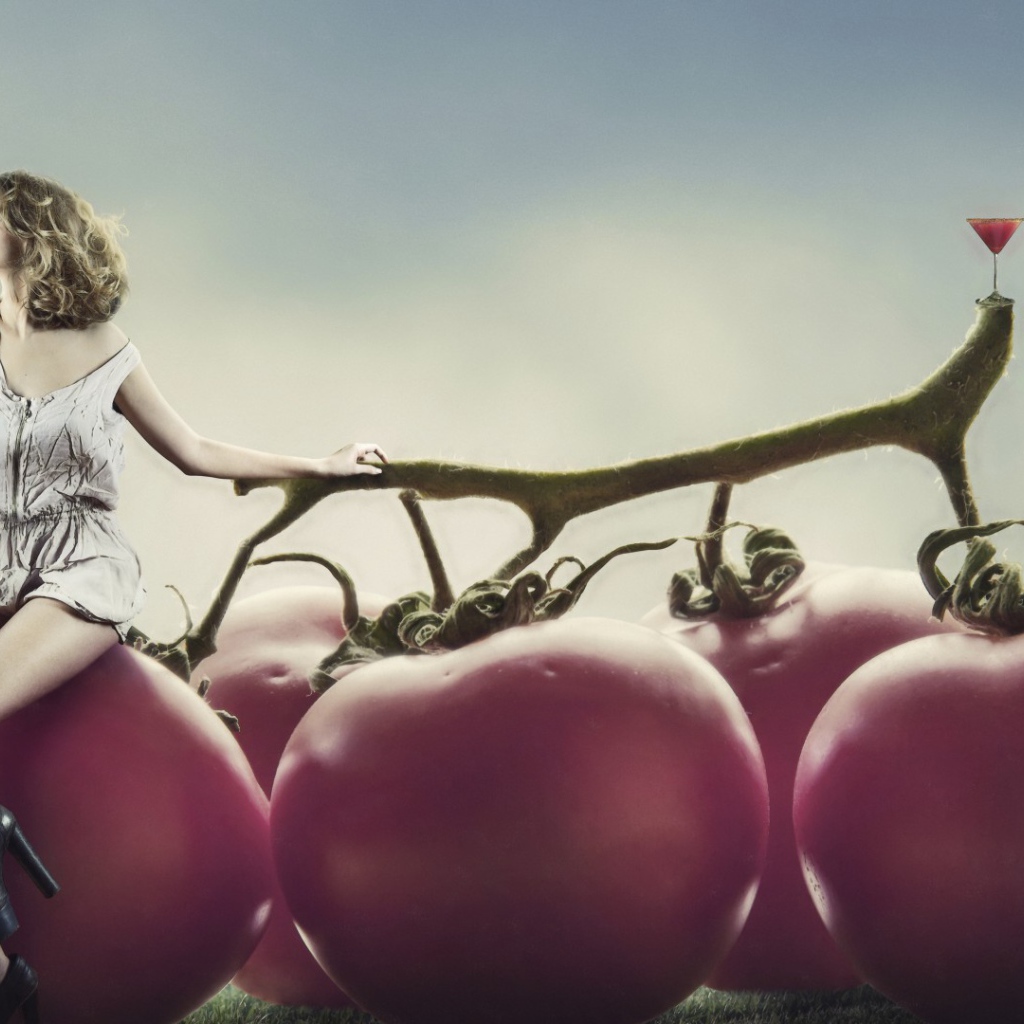 Девушка на томатах