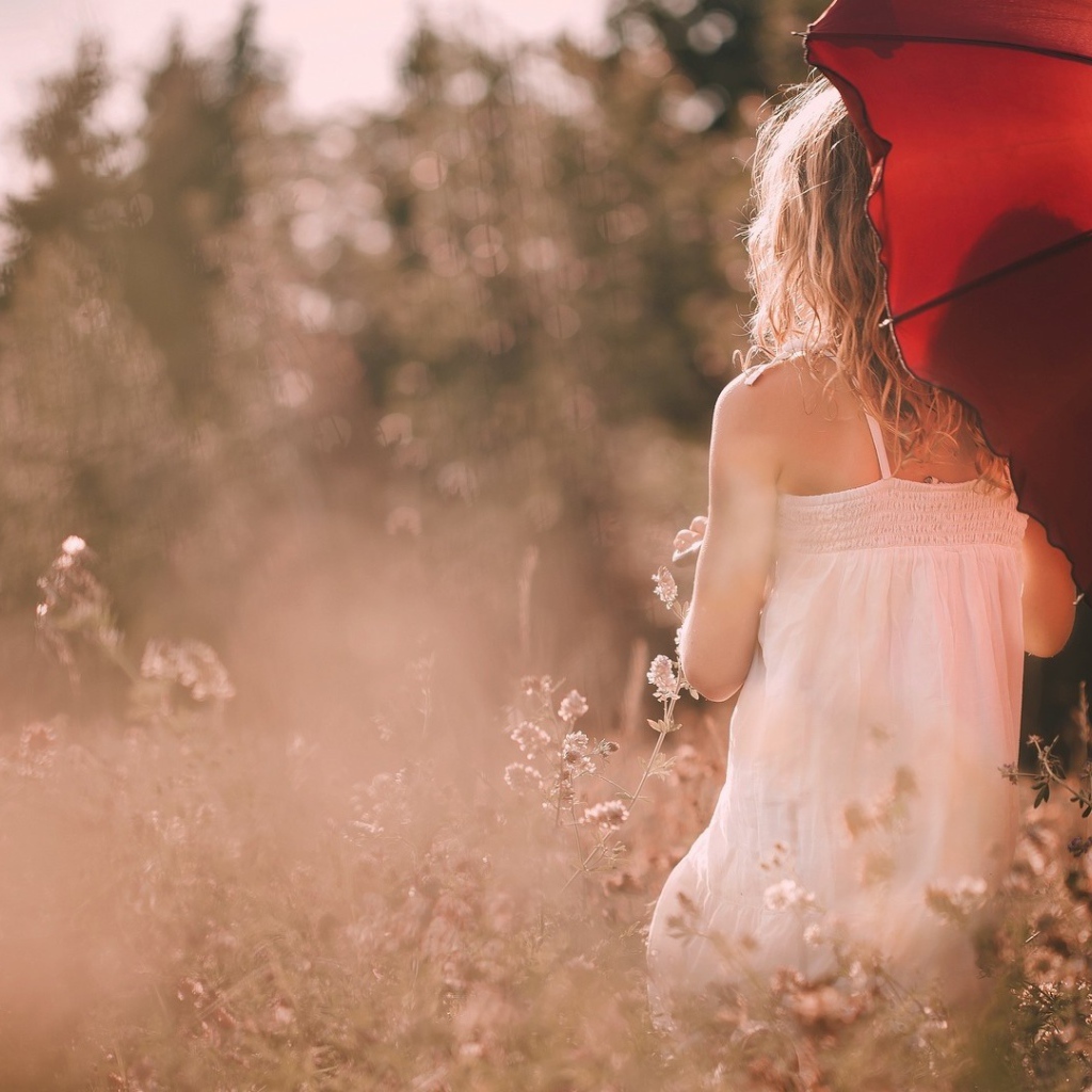 Девушка с красным зонтом