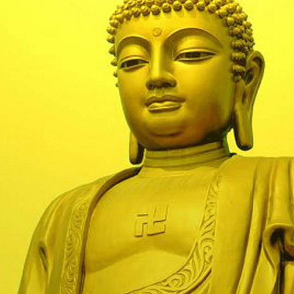 Золотой Будда поднял руку