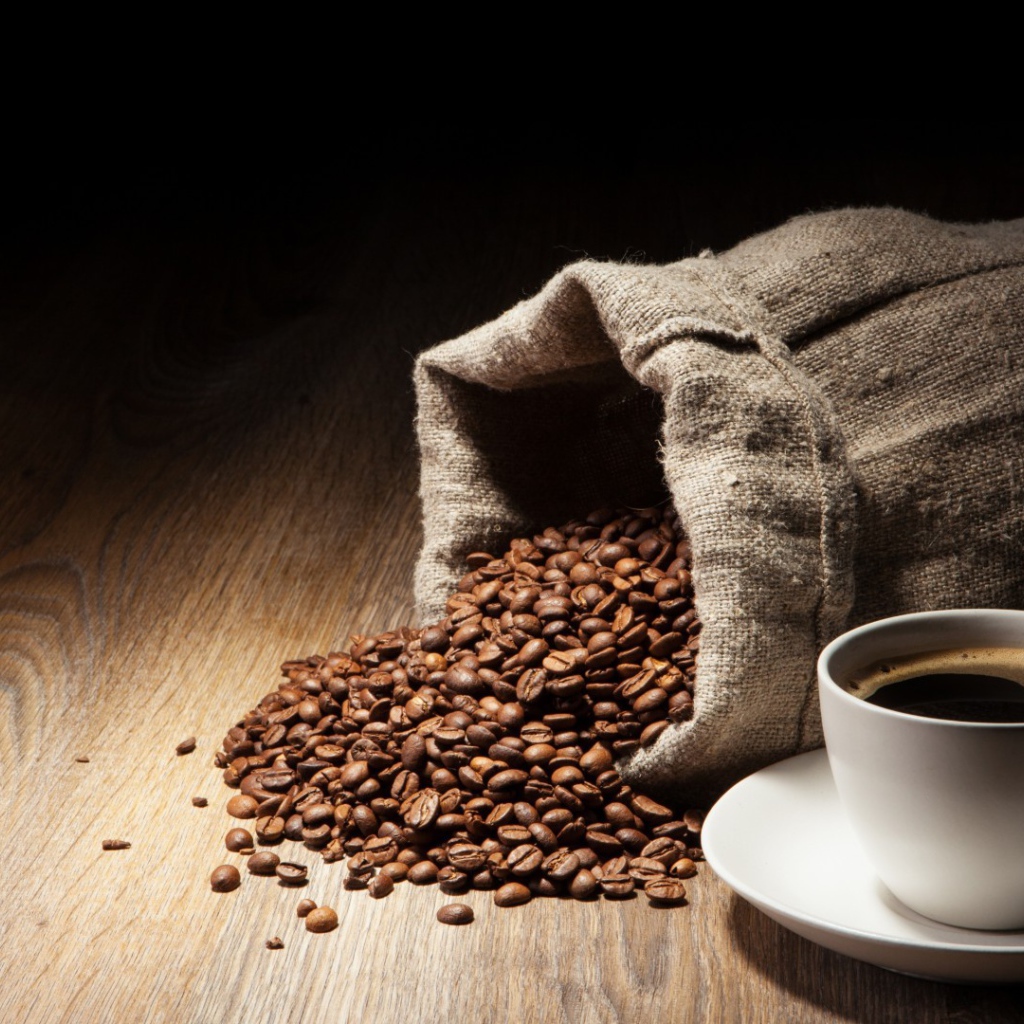 Зерна и чашка кофе