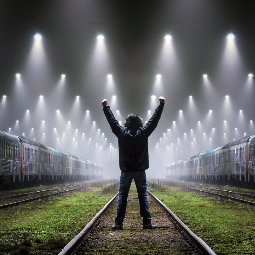 Парень между поездами