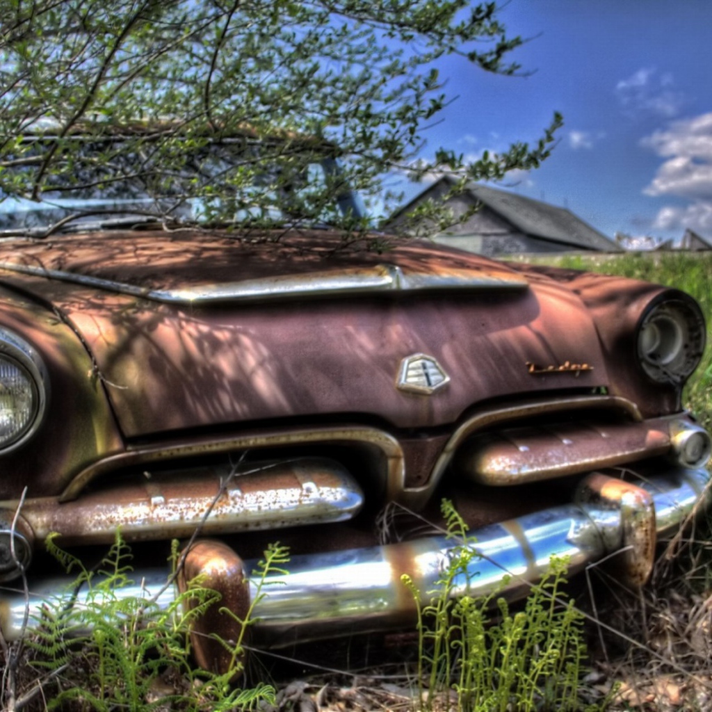 Старый заброшенный автомобиль