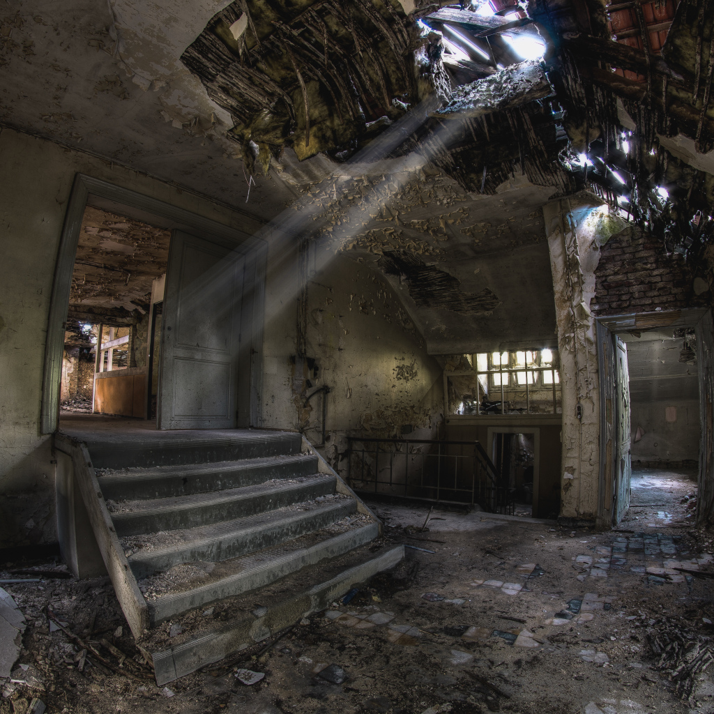 Разрушенный дом с дырой в потолке