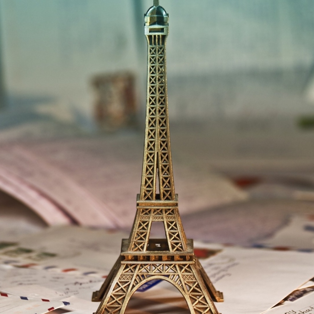 Маленькая копия башни на конвертах