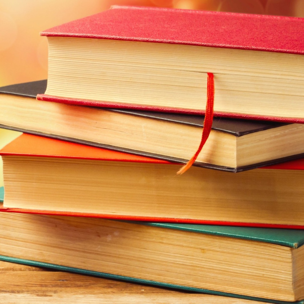 Стопка книг на лавке