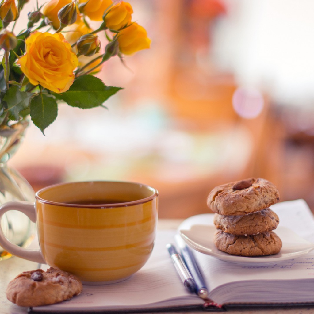 Чайные розы в прозрачной вазе