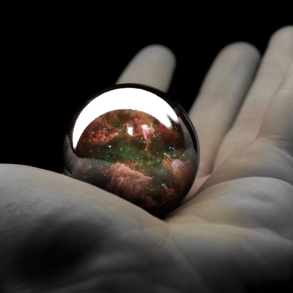 Шарик на ладони