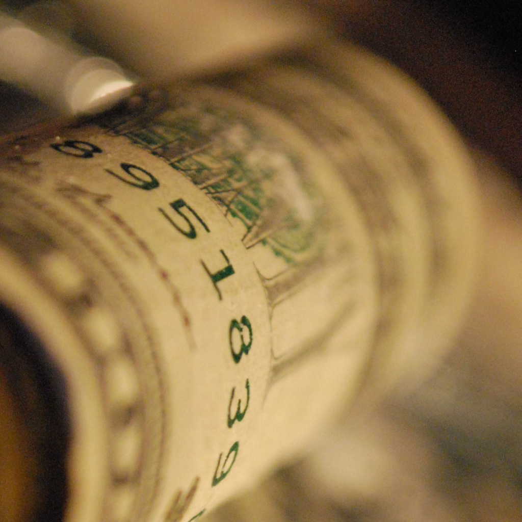 Доллар скрученный в рулон