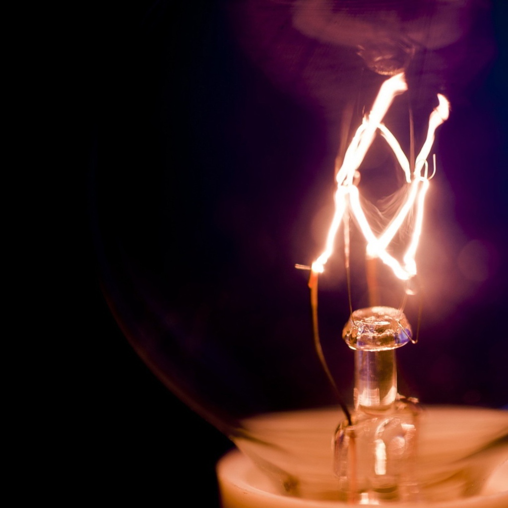 Лампа на черном фоне