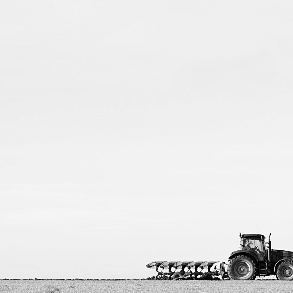 Tрактор в поле