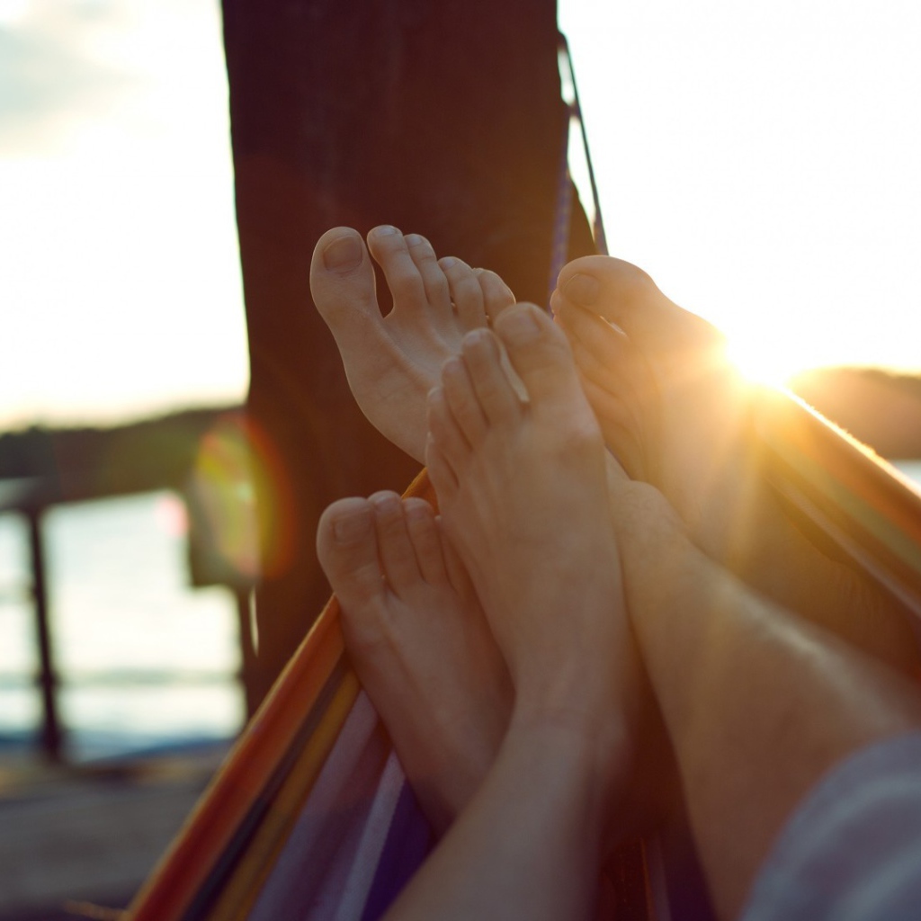 Переплетённая пара ног